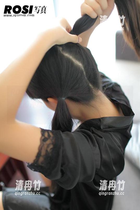 ROSI的白色原图，让我有种想和它聊聊人生的冲动。套图则默默发出了“我才是主角”的信号。