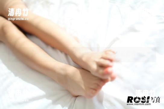 ROSI的红裙魅影：私拍套图像一场轻轻的招唤