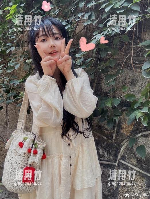 精选图片展示：Sayako＿今年4岁与凑阿库娅，这融合的画面，怎么看怎么像是一场角色扮演