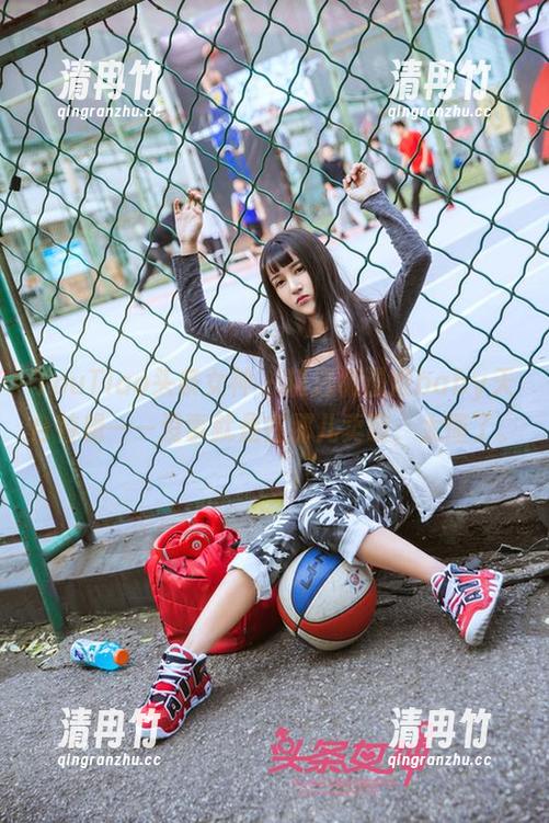 TouTiao头条女神 - 精选杨漫妮baby天台特辑——没事就是在那儿卖萌，太懂了。
