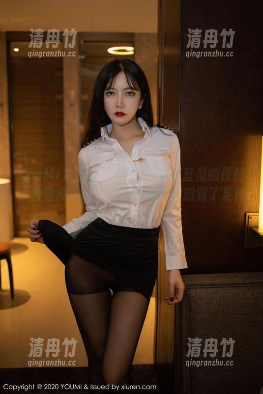 YouMi尤蜜荟-宋KiKi YouMi尤蜜荟 - 宋KiKi在浴室里的原图,妆容没得说,光影倒是让我想到了某种奇怪的饮料。