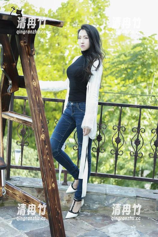 partycat轰趴猫-陈雅漫 partycat轰趴猫 - 精选写真:陈雅漫的毛衣,让人想起一锅热气腾腾的汤。