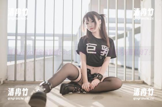 瞥见yoko夏宅的制服cos，OMG！要是能有更多原图就好了！