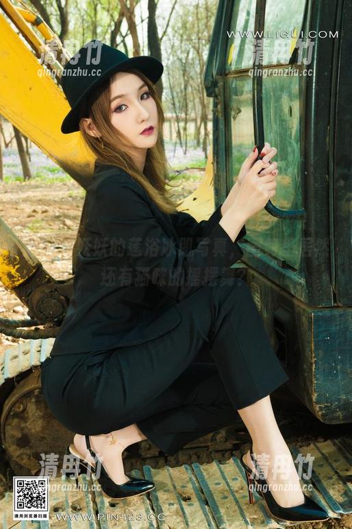 丽柜 - 妖妖的莲浴冰肌写真，图包里居然还有猫咪的摇摆舞？