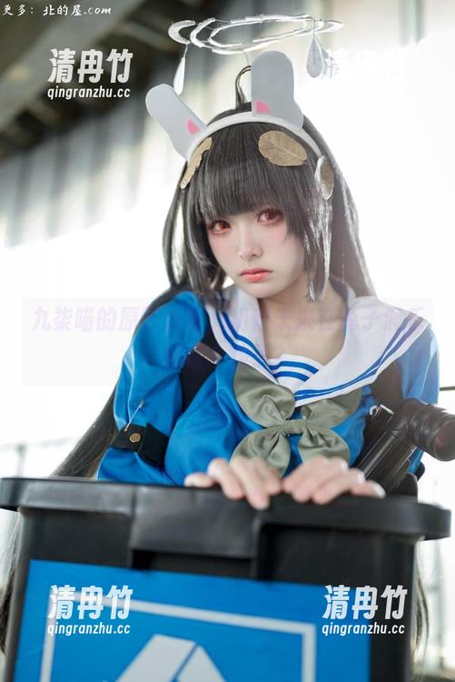 九柒喵的原图分享，初音未来在兔子洞乐得像个孩子？