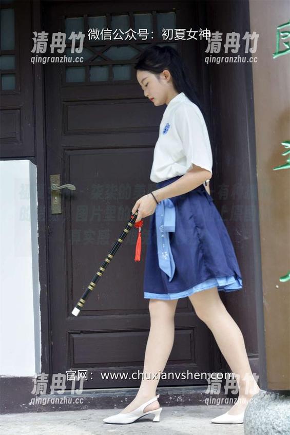 初夏女神-柒柒 初夏女神 - 柒柒的美腿特写——有种抓拍的错觉,图片里的每个细节,加上原图的真实感,难免让人遐想。