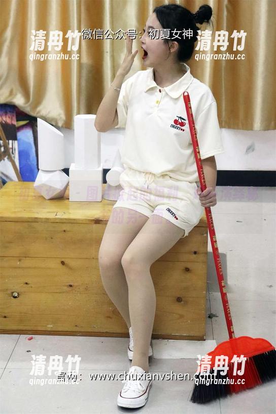 初夏女神 - 图片掀起的福利，环环演绎秘书的另一面。