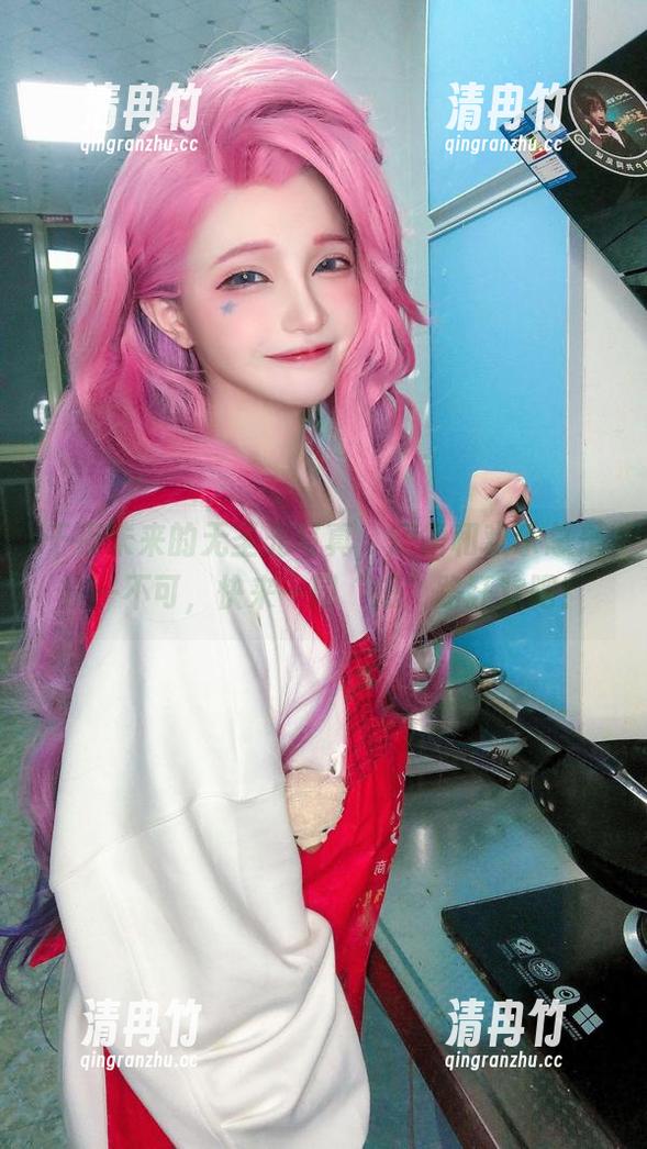 千夜未来 千夜未来的无圣光写真,短裙和欢乐总是缺一不可,快来一同“短”路狂欢吧!