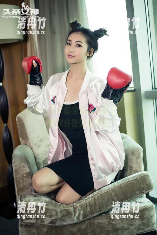 头条女神-玄子 头条女神 - 玄子的全套泳池图包,效果就像你住在鲨鱼旁边