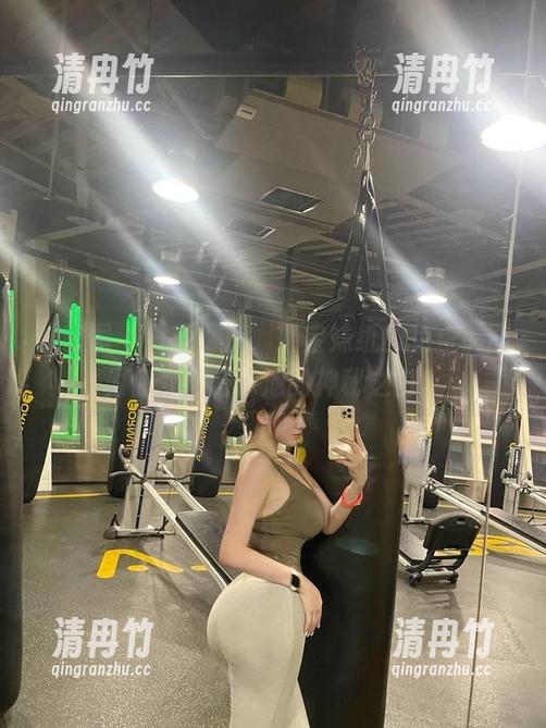 奶宝妹纸 微密圈 - 只在深夜,奶宝妹纸的免费原图为你开启游泳池的神秘之门。