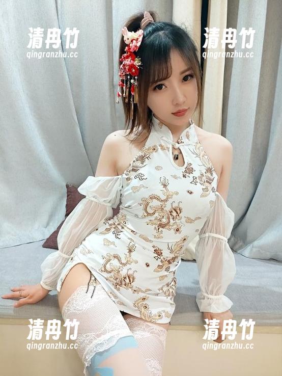 小女巫露娜 小女巫露娜的办公风格,图包里竟然有那么多私房照,全套看完我...不想上班了。