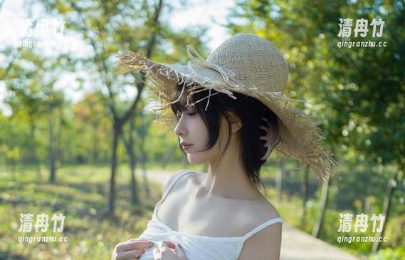 浅安安的校服作品集：天真与顽皮的结合