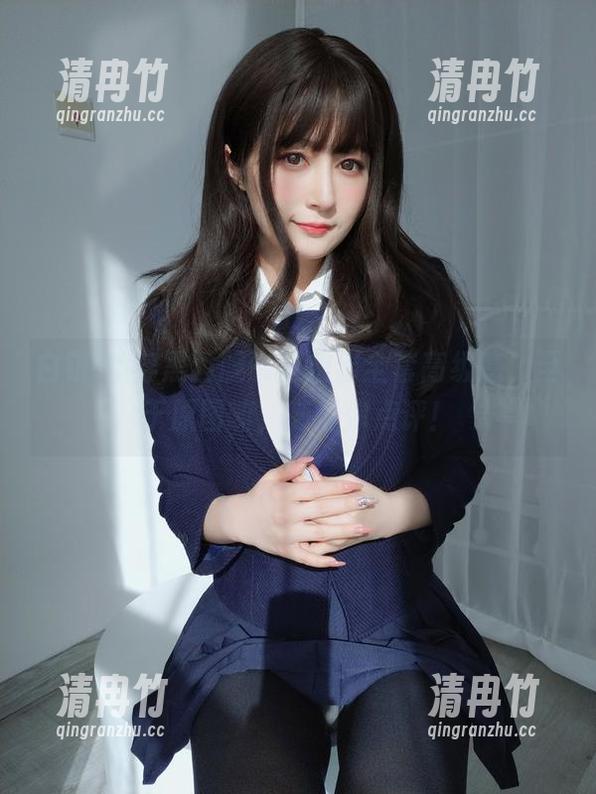 白银81 白银81穿黑西服也能拍出全套高级感,至于原图嘛,随便你点评!