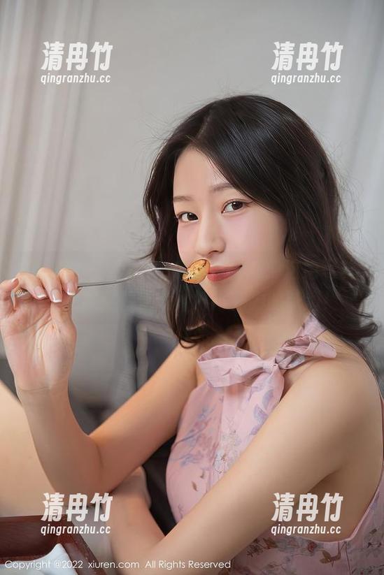 秀人网-sophie余冰 秀人网 - sophie余冰与甜心:这组写真里竟然藏着无数种好巧克力的味道!