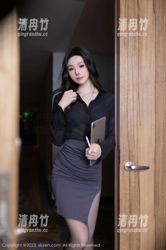 秀人网 - 在柚柚小奶瓶的JK合集里，照片让你怀疑人生：这颜值怎么熬夜变的！