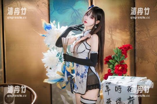 羽生三未的COS作品，红色胶衣小恶魔款，当然也是不安分的贪心！