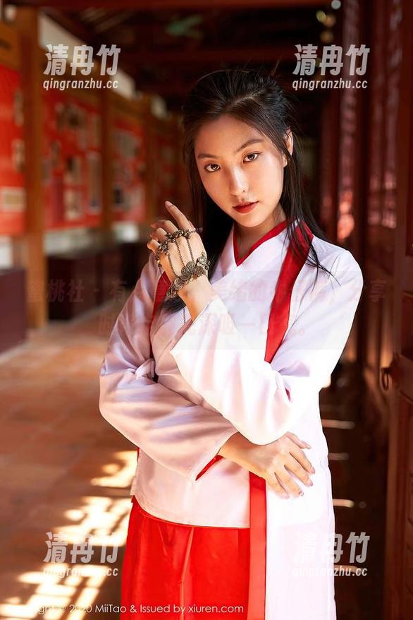 蜜桃社-美绪 蜜桃社 - 有点意思,美绪的牛仔裤,分享时肯定得先深吸一口气。