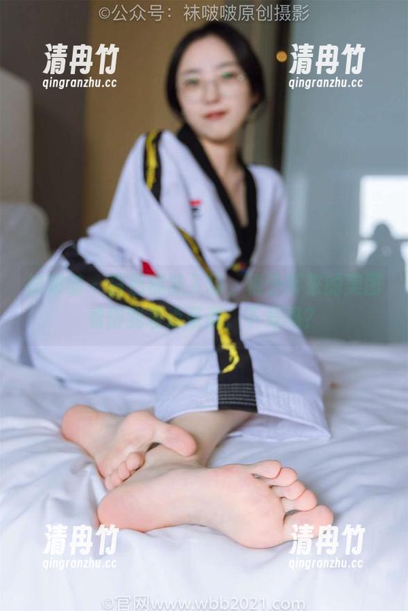 袜啵啵 - 白色棉袜入场，稚予带来的美图看得我差点晕倒，下载吗？