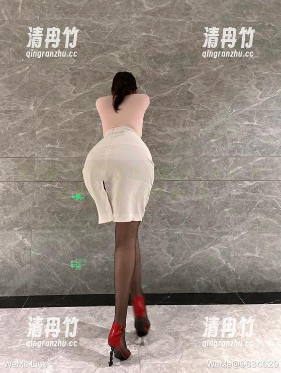 微密圈 - 高清资源里的迷人的五姨太：户外黑丝，让人想再看一遍！