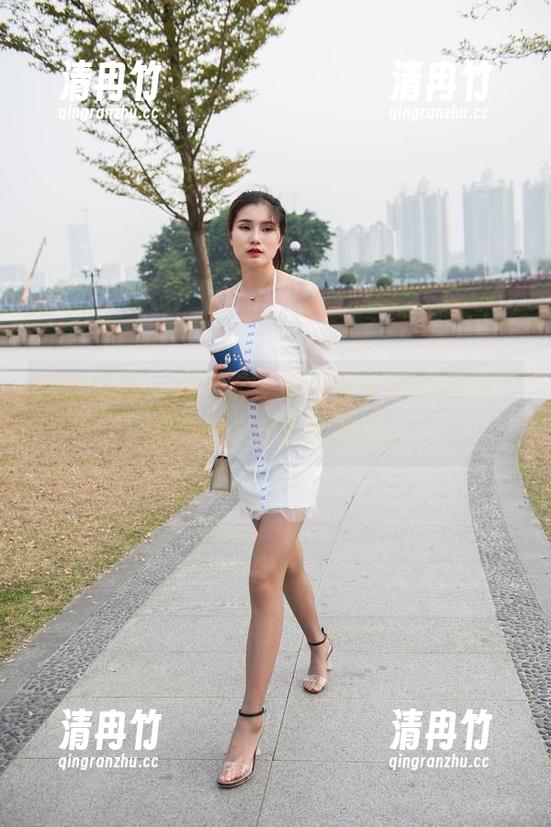 魔镜街拍-婷婷 魔镜街拍 - 像烟雾一样袅袅升起的黑丝,婷婷的定制日常图片。