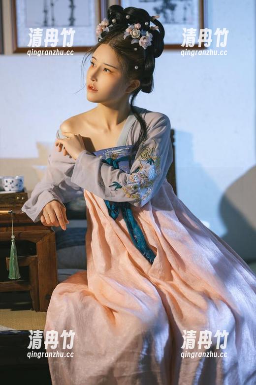 当鹿八岁baby穿上旗袍美图合集，totallybreaktheinternet